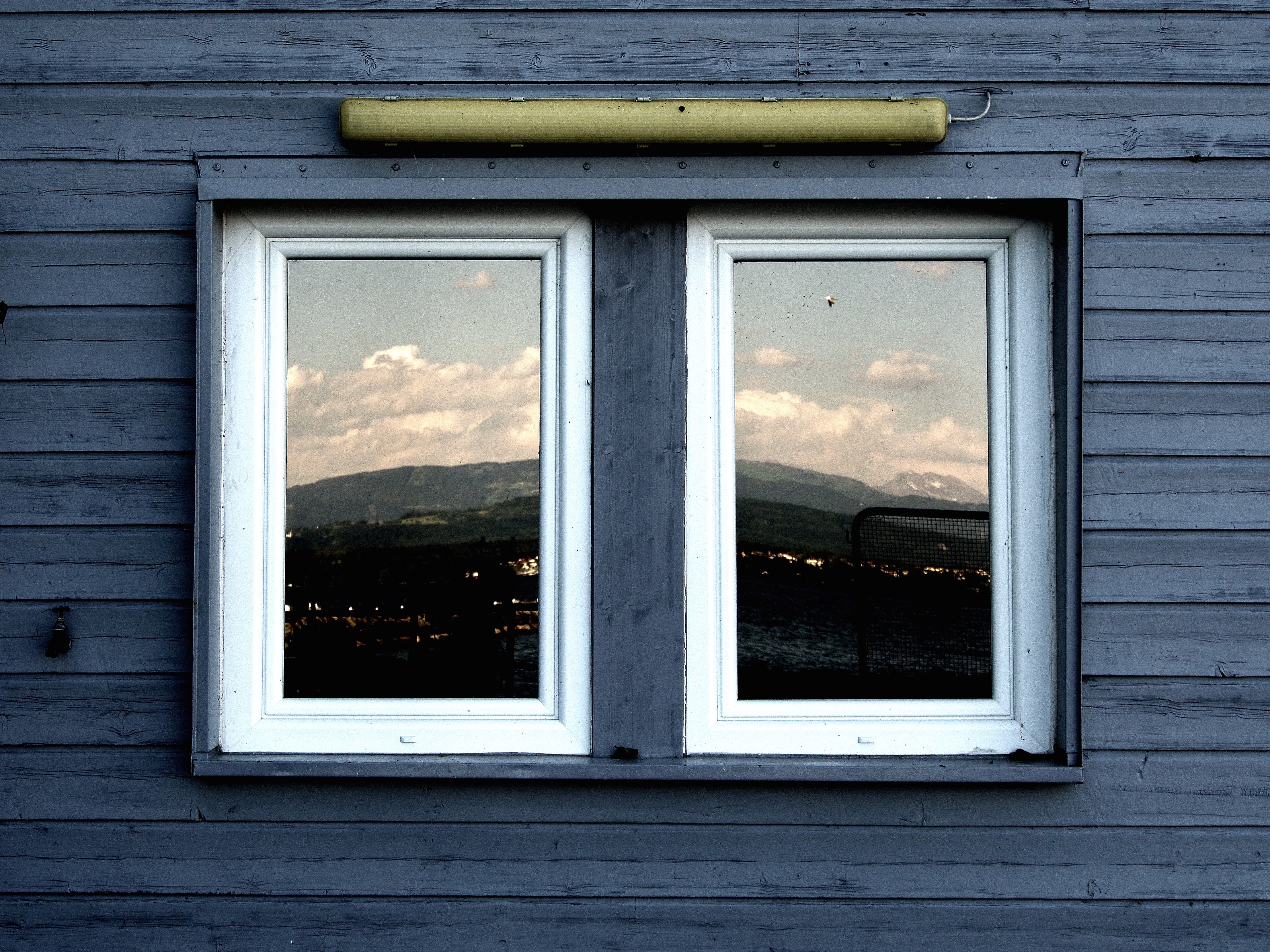 Сколько время в окне. Отражение в окне. У окна. Отражения в окнах домов. Отражение деревьев в окне.