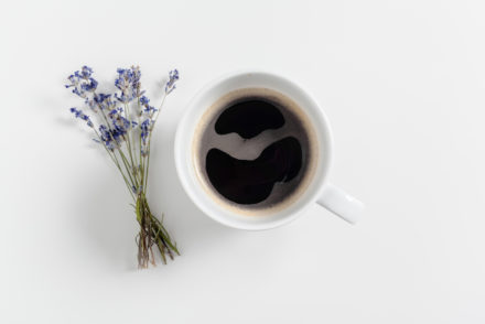 Kofeina – praktyczne zastosowanie w sprzątaniu
